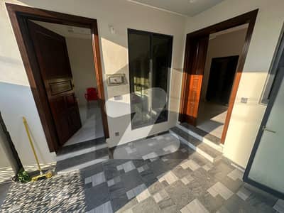 بنی گالہ اسلام آباد میں 5 کمروں کا 5 مرلہ مکان 85.0 ہزار میں کرایہ پر دستیاب ہے۔