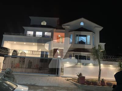 پارک انکلیو 1 پارک انکلیو,اسلام آباد میں 8 کمروں کا 1 کنال مکان 4.0 لاکھ میں کرایہ پر دستیاب ہے۔