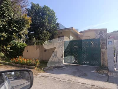 ایف ۔ 6 اسلام آباد میں 5 کمروں کا 18 مرلہ مکان 21.5 کروڑ میں برائے فروخت۔