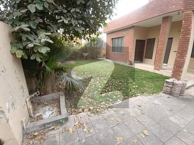 ڈی ایچ اے فیز 2 - بلاک ایس فیز 2,ڈیفنس (ڈی ایچ اے),لاہور میں 3 کمروں کا 1 کنال مکان 5.4 کروڑ میں برائے فروخت۔