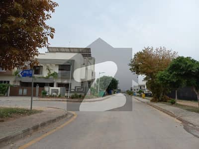 10 MARLA IDEAL LOCATION FOR SALE