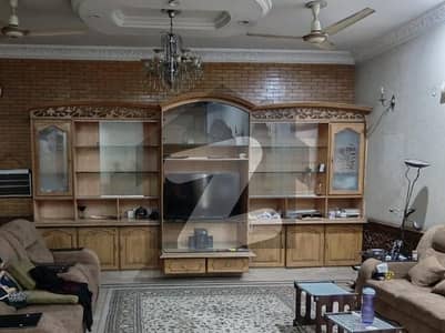 مصطفیٰ ٹاؤن لاہور میں 6 کمروں کا 1 کنال مکان 3.5 لاکھ میں کرایہ پر دستیاب ہے۔