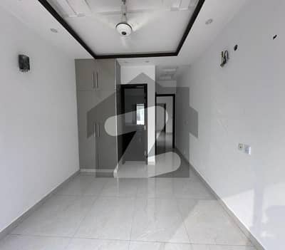 ڈی ایچ اے فیز 8 ڈیفنس (ڈی ایچ اے),لاہور میں 2 کمروں کا 10 مرلہ بالائی پورشن 1.0 لاکھ میں کرایہ پر دستیاب ہے۔