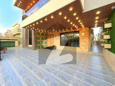 1 Kanal luxurious Designer House for Rent Solar Installed.