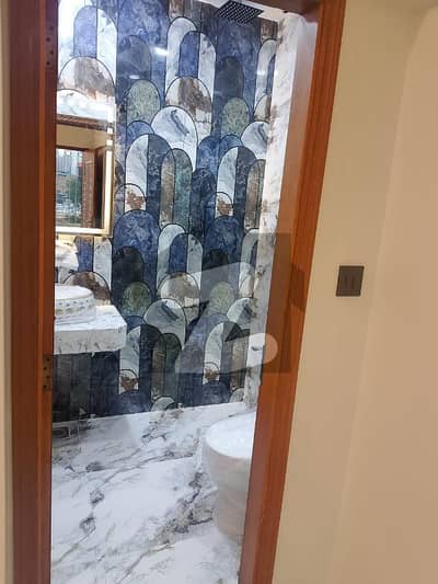 کلفٹن ۔ بلاک 5 کلفٹن,کراچی میں 3 کمروں کا 7 مرلہ فلیٹ 3.3 کروڑ میں برائے فروخت۔