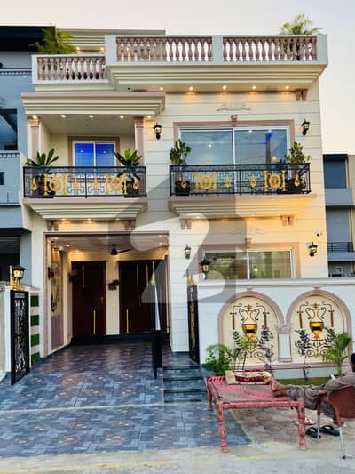 5 Marla Park Facing Classic House Near 130ft Road