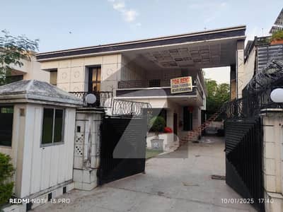 prime loctaed 800 sq yards size house for rent 9th avenue f 8/1