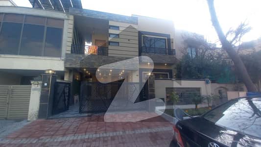 بحریہ ٹاؤن فیز 4 بحریہ ٹاؤن راولپنڈی,راولپنڈی میں 5 کمروں کا 10 مرلہ مکان 5.9 کروڑ میں برائے فروخت۔