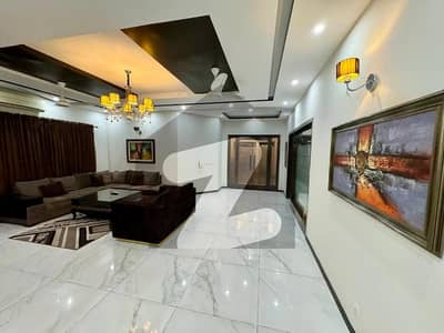 ڈی ایچ اے فیز 5 - بلاک سی فیز 5,ڈیفنس (ڈی ایچ اے),لاہور میں 5 کمروں کا 1 کنال مکان 3.45 لاکھ میں کرایہ پر دستیاب ہے۔