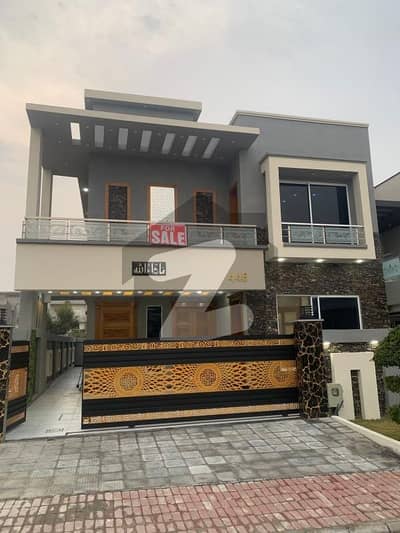 بحریہ ٹاؤن فیز 8 بحریہ ٹاؤن راولپنڈی,راولپنڈی میں 5 کمروں کا 10 مرلہ مکان 4.5 کروڑ میں برائے فروخت۔