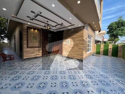 1 Kanal Designer House Available For Rent