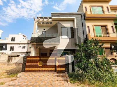 پارک ویو سٹی ۔ ایگزیکٹو بلاک پارک ویو سٹی,لاہور میں 4 کمروں کا 5 مرلہ مکان 2.15 کروڑ میں برائے فروخت۔