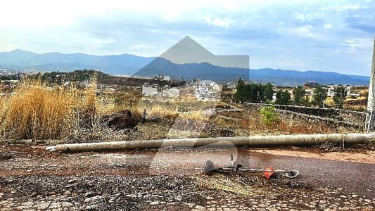 10 Marla highted and level plot for sale in yar Muhammad society.