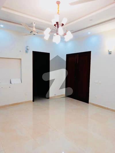 1 KANAL UPPER PORTION AVAILABLE FOR RENT IN DHA PHASE 5