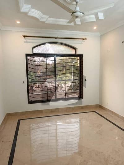 ایف ۔ 11 اسلام آباد میں 3 کمروں کا 1 کنال بالائی پورشن 2.1 لاکھ میں کرایہ پر دستیاب ہے۔