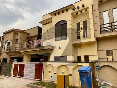 بحریہ ٹاؤن فیز 8 بحریہ ٹاؤن راولپنڈی,راولپنڈی میں 5 کمروں کا 7 مرلہ مکان 85.0 ہزار میں کرایہ پر دستیاب ہے۔