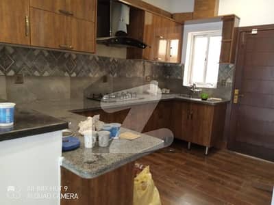 بحریہ ٹاؤن فیز 8 بحریہ ٹاؤن راولپنڈی,راولپنڈی میں 3 کمروں کا 5 مرلہ مکان 1.85 کروڑ میں برائے فروخت۔