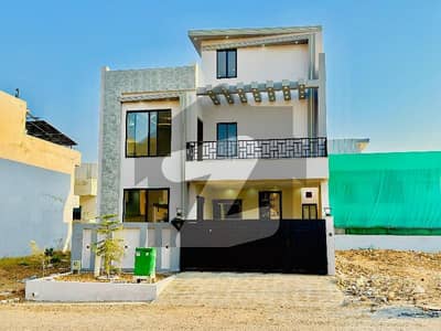 ایم پی سی ایچ ایس ۔ ملٹی گارڈنز بی ۔ 17,اسلام آباد میں 5 کمروں کا 8 مرلہ مکان 3.5 کروڑ میں برائے فروخت۔