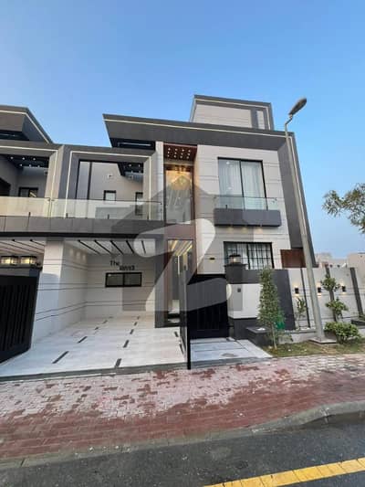 بحریہ ٹاؤن جناح بلاک بحریہ ٹاؤن سیکٹر ای,بحریہ ٹاؤن,لاہور میں 4 کمروں کا 5 مرلہ مکان 2.54 کروڑ میں برائے فروخت۔