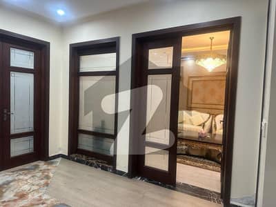 بینکرس ایوینیو کوآپریٹو ہاؤسنگ سوسائٹی لاہور میں 5 کمروں کا 1 کنال مکان 4.8 کروڑ میں برائے فروخت۔