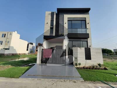 لیک سٹی رائیونڈ روڈ,لاہور میں 4 کمروں کا 5 مرلہ مکان 2.75 کروڑ میں برائے فروخت۔