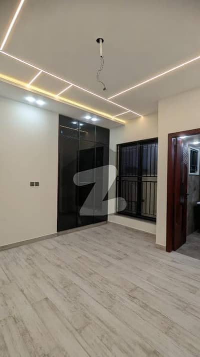 بحریہ ٹاؤن سیکٹر سی بحریہ ٹاؤن,لاہور میں 5 کمروں کا 13 مرلہ مکان 4.8 کروڑ میں برائے فروخت۔