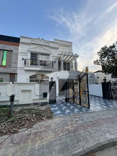 بحریہ ٹاؤن قائد بلاک بحریہ ٹاؤن سیکٹر ای,بحریہ ٹاؤن,لاہور میں 5 کمروں کا 10 مرلہ مکان 3.99 کروڑ میں برائے فروخت۔