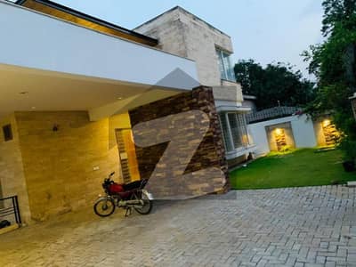 ایف ۔ 6 اسلام آباد میں 6 کمروں کا 2 کنال مکان 11.0 لاکھ میں کرایہ پر دستیاب ہے۔