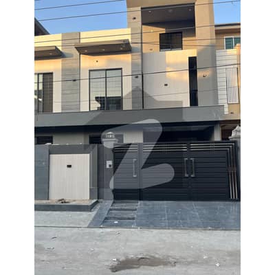 نواب ٹاؤن - بلاک ڈی نواب ٹاؤن,لاہور میں 6 کمروں کا 10 مرلہ مکان 3.6 کروڑ میں برائے فروخت۔