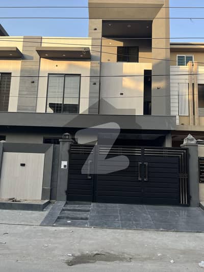 نواب ٹاؤن - بلاک ڈی نواب ٹاؤن,لاہور میں 6 کمروں کا 10 مرلہ مکان 3.6 کروڑ میں برائے فروخت۔