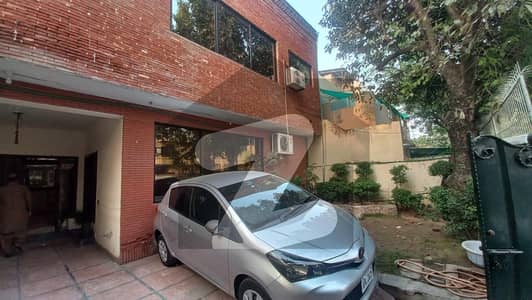 10 Marla Most Luxurious Corner House VIP Locations