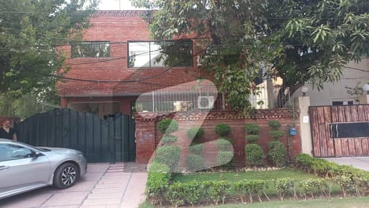 10 Marla Most Luxurious Corner House VIP Locations