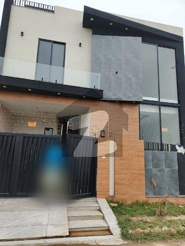 ڈی ایچ اے فیز 1 - بلاک ڈی فیز 1,ڈیفنس (ڈی ایچ اے),لاہور میں 3 کمروں کا 10 مرلہ مکان 3.9 کروڑ میں برائے فروخت۔