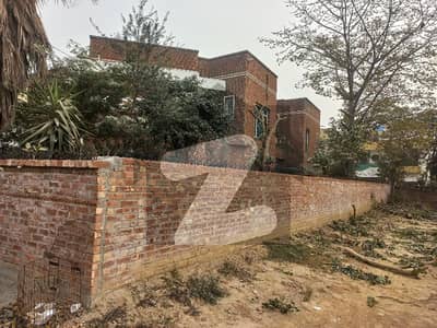 ای ایم ای سوسائٹی لاہور میں 5 کمروں کا 1 کنال مکان 9.9 کروڑ میں برائے فروخت۔