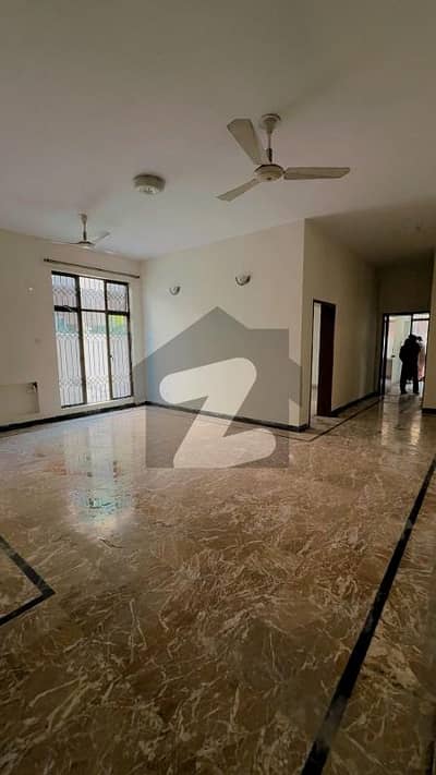 1 KANAL LOWER PORTION FOR RENT ATIL IDEAL LOCATION IN DHA PHASE 4