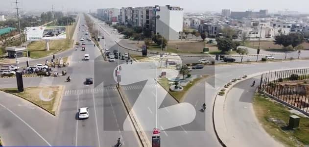 ڈی ایچ اے فیز 6 - بلاک اے فیز 6,ڈیفنس (ڈی ایچ اے),لاہور میں 8 مرلہ کمرشل پلاٹ 28.5 کروڑ میں برائے فروخت۔