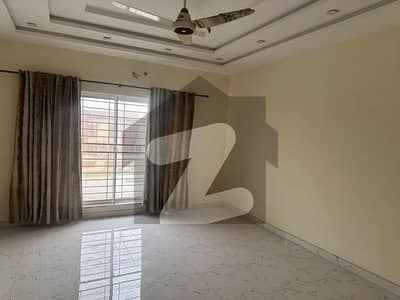 ڈی ایچ اے فیز 7 - بلاک آر فیز 7,ڈیفنس (ڈی ایچ اے),لاہور میں 2 کمروں کا 1 کنال بالائی پورشن 90.0 ہزار میں کرایہ پر دستیاب ہے۔