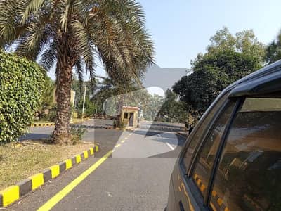 10 Marla Plot @ Invester rate in Shaheen villas (Registry)