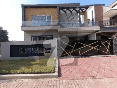 بحریہ ٹاؤن فیز 8 ۔ بلاک ای بحریہ ٹاؤن فیز 8,بحریہ ٹاؤن راولپنڈی,راولپنڈی میں 5 کمروں کا 10 مرلہ مکان 3.9 کروڑ میں برائے فروخت۔