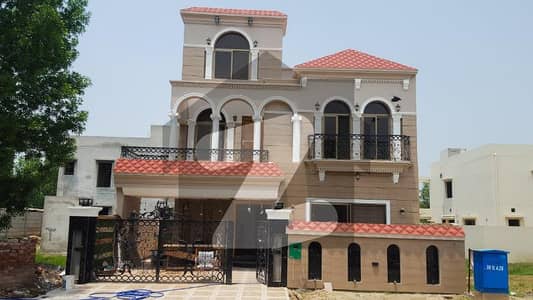 بحریہ ٹاؤن - طلحہ بلاک بحریہ ٹاؤن سیکٹر ای,بحریہ ٹاؤن,لاہور میں 5 کمروں کا 10 مرلہ مکان 3.5 کروڑ میں برائے فروخت۔