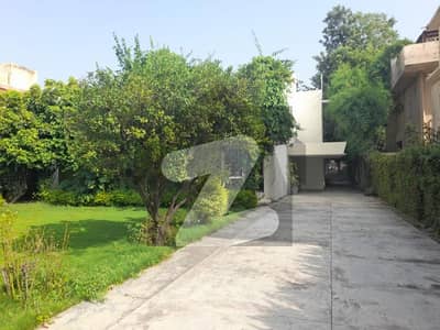 ایف ۔ 8 اسلام آباد میں 6 کمروں کا 2 کنال مکان 34.75 کروڑ میں برائے فروخت۔