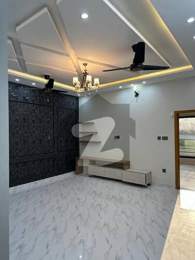 لیک سٹی رائیونڈ روڈ,لاہور میں 6 کمروں کا 10 مرلہ مکان 4.5 کروڑ میں برائے فروخت۔