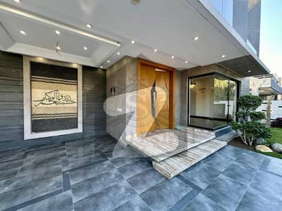 ڈی ایچ اے فیز 5 ڈیفنس (ڈی ایچ اے),لاہور میں 7 کمروں کا 1 کنال مکان 6.0 لاکھ میں کرایہ پر دستیاب ہے۔