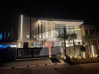 LUXURY LIVING AT ITS BEST 1 KANAL BRAND NEW HOUSE FOR SALE  Valencia Town, Lahore Prime Location (Near Park)  Kya aap apne khwaboon ka ghar talash kar rahe hain? Valencia Town ke intehai pursukoon aur posh block mein aik shandaar, modern design ka 1-Kanal ghar ab sale ke liye available hai.   Ghar ki Khusoosiyat:  Size: 1 Kanal (Brand New)