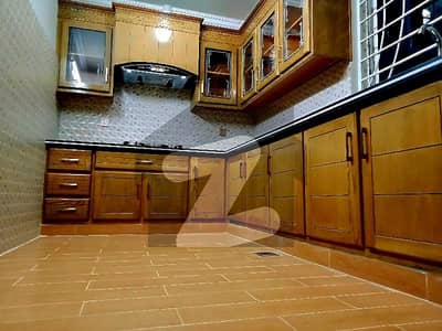 جی ۔ 13 اسلام آباد میں 5 کمروں کا 7 مرلہ مکان 5.7 کروڑ میں برائے فروخت۔