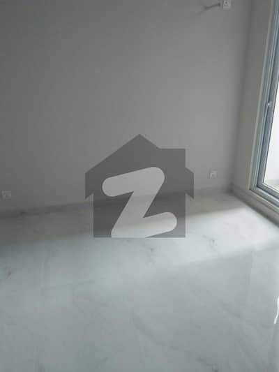 VIP LAVISH SLIGHTLY USE 3 BEDROOM FLAT FOR RENT WITH LIFT PARK FACING NO BROKER