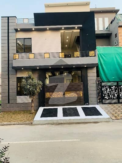 ستیانہ روڈ فیصل آباد میں 5 کمروں کا 5 مرلہ مکان 2.35 کروڑ میں برائے فروخت۔