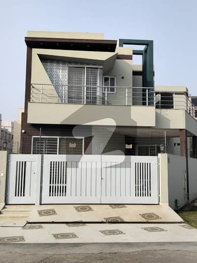 ڈی ایچ اے فیز 8 سابقہ ایئر ایوینیو ڈی ایچ اے فیز 8,ڈی ایچ اے ڈیفینس,لاہور میں 5 کمروں کا 10 مرلہ مکان 5.95 کروڑ میں برائے فروخت۔