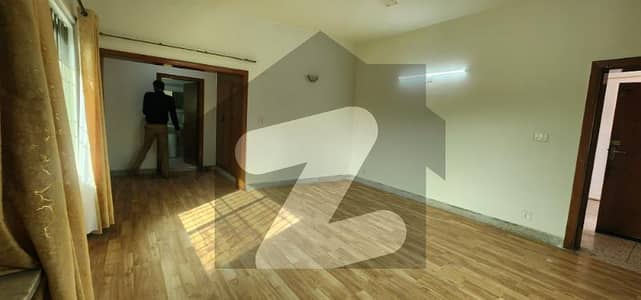 ایف ۔ 8 اسلام آباد میں 3 کمروں کا 1 کنال بالائی پورشن 1.95 لاکھ میں کرایہ پر دستیاب ہے۔