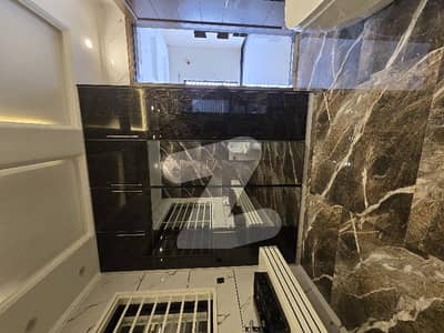 ویلینشیاء ہاؤسنگ سوسائٹی لاہور میں 2 کمروں کا 1 کنال بالائی پورشن 1.0 لاکھ میں کرایہ پر دستیاب ہے۔